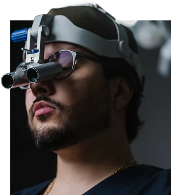Dr. Márcio Garcia utilizando equipamento de precisão